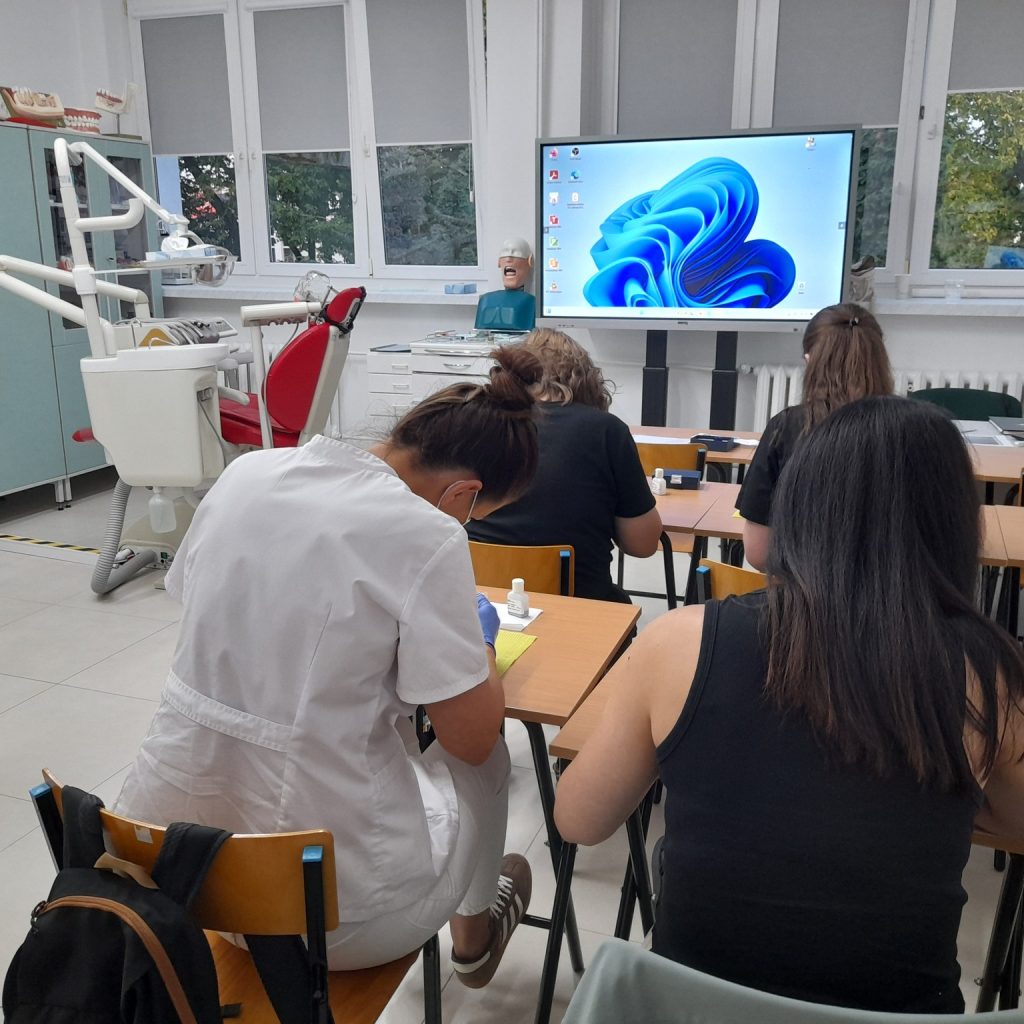 Słuchacze na zajęciach