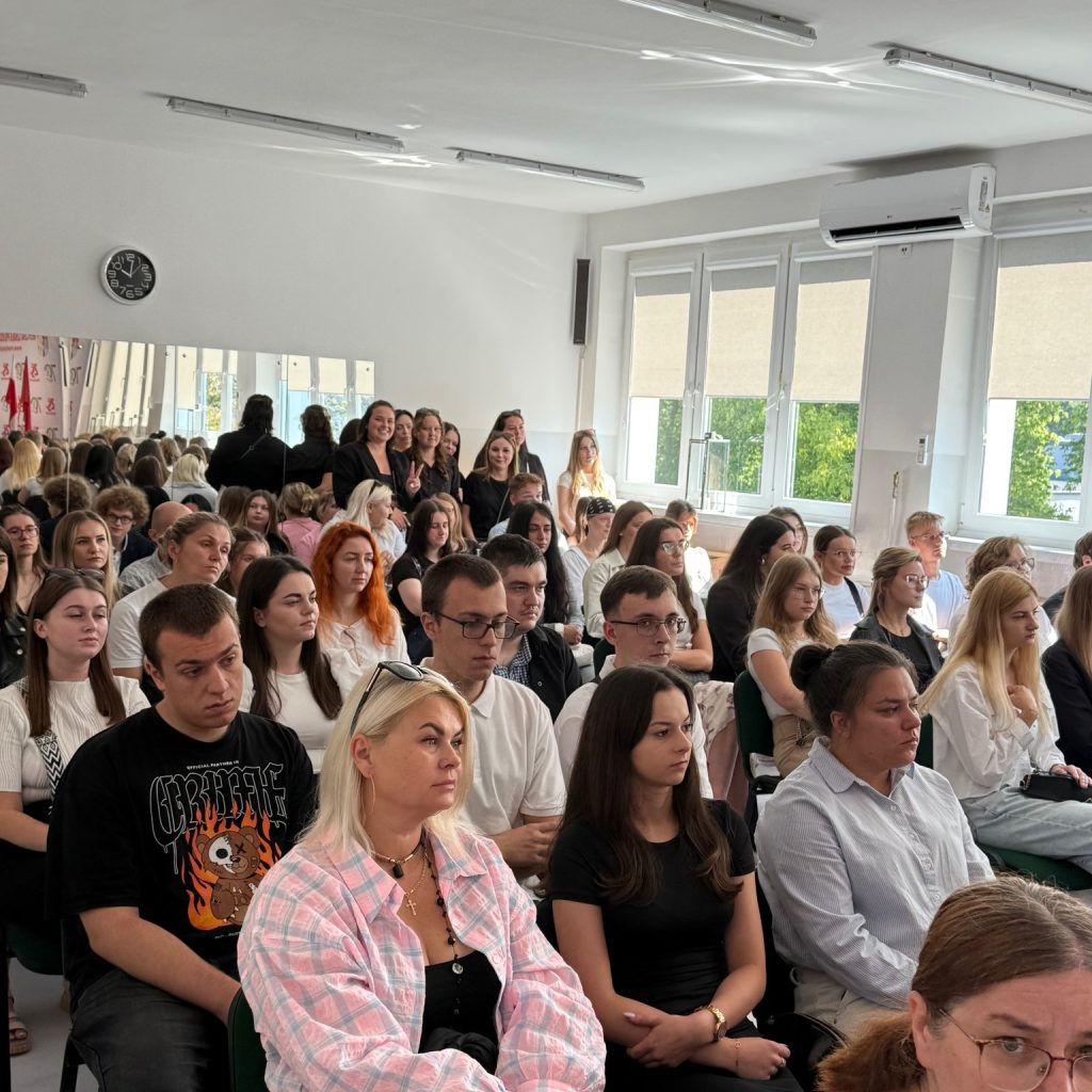 Słuchacze na rozpoczęciu roku szkolnego