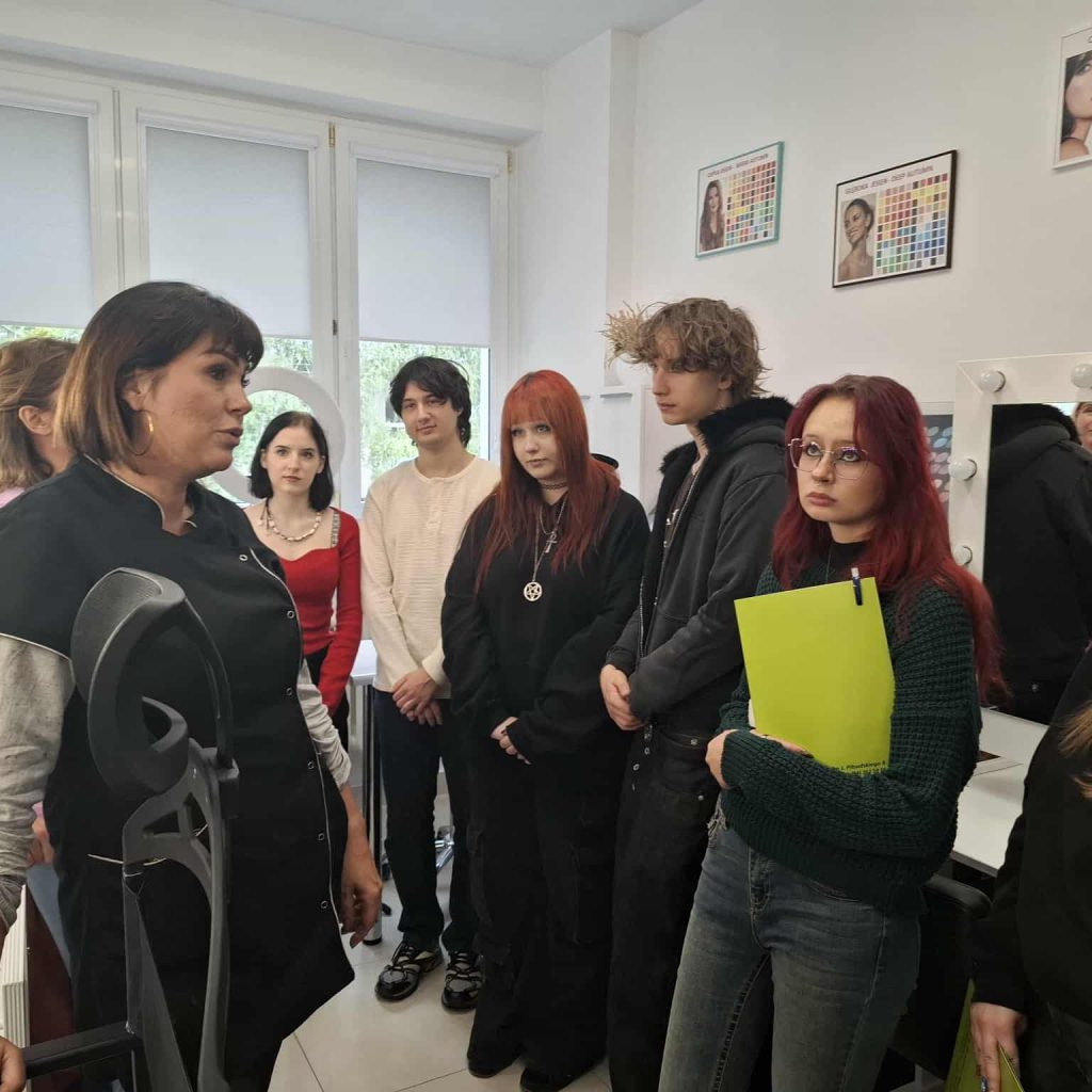 Goście zapoznają się ze szkołą