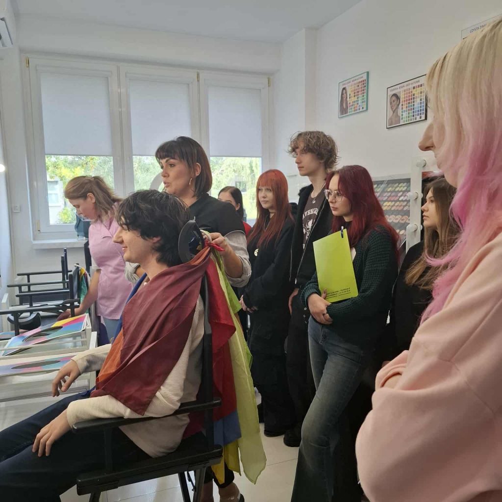 Goście zapoznają się ze szkołą