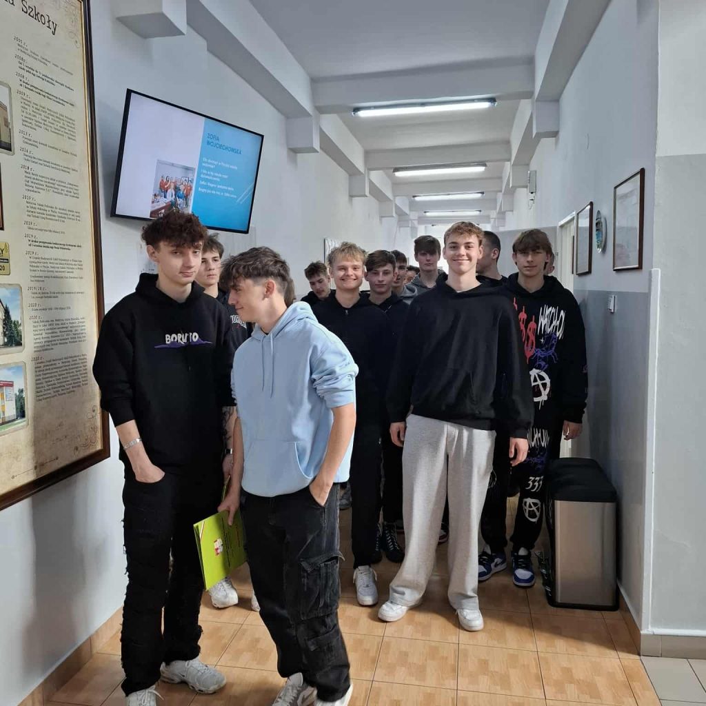 Goście zapoznają się ze szkołą