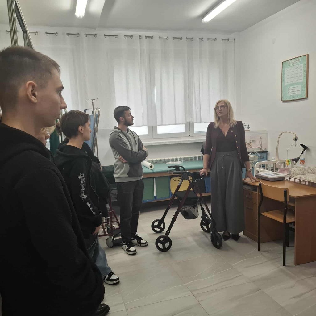 Goście zapoznają się ze szkołą