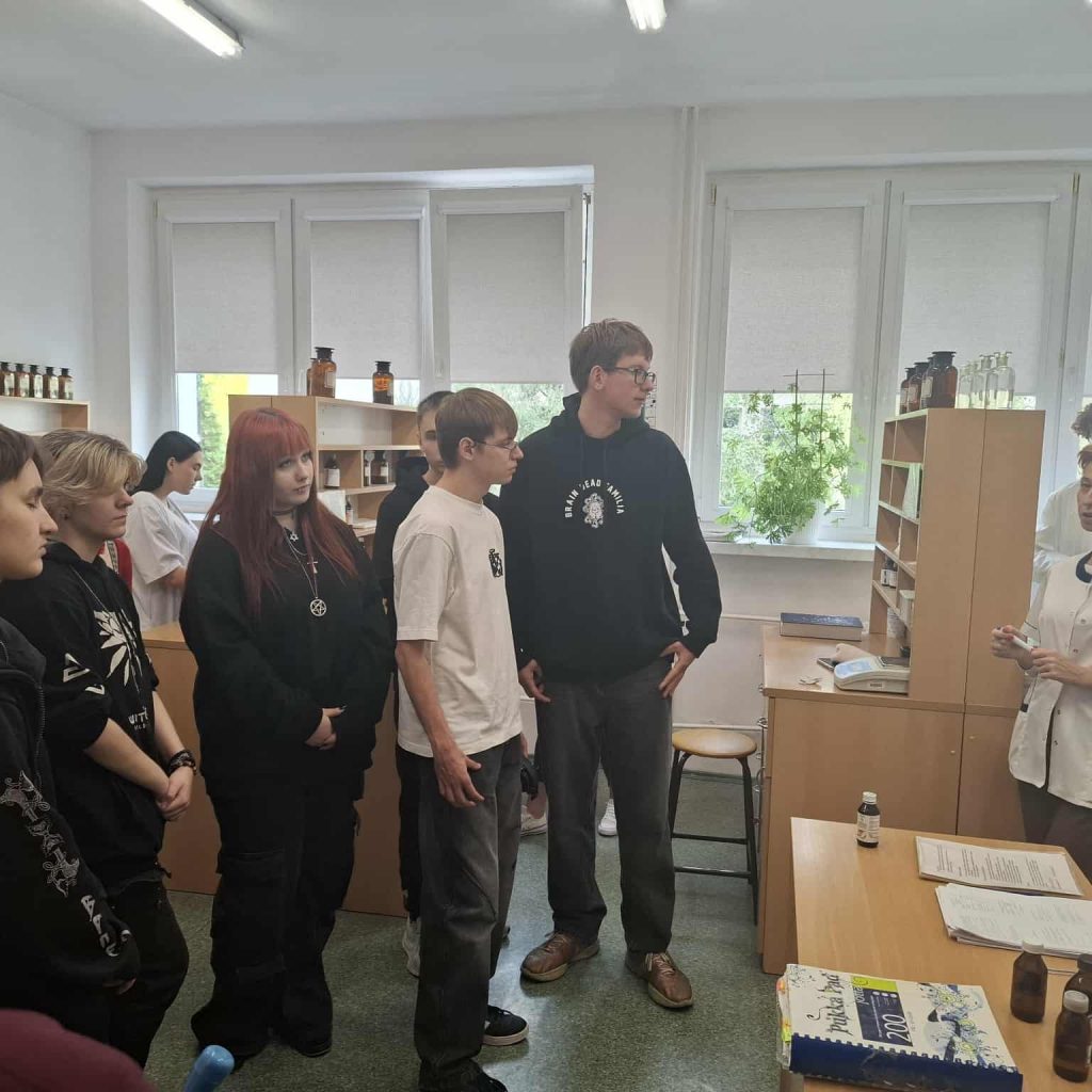 Goście zapoznają się ze szkołą